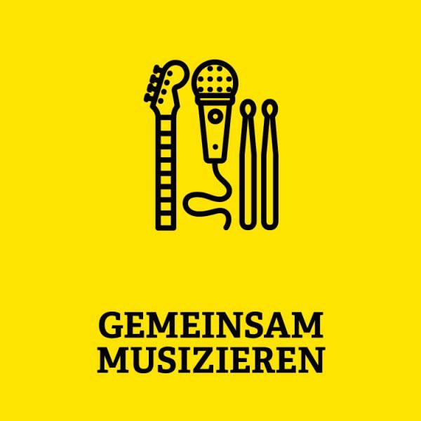 Gitarre, Mikrofon und Slagstöcke des Schlagzeugs mit Aufrschrift Gemeinsam musizieren